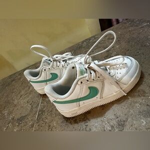 Kids Nike Force 1 White and Green Sneakers